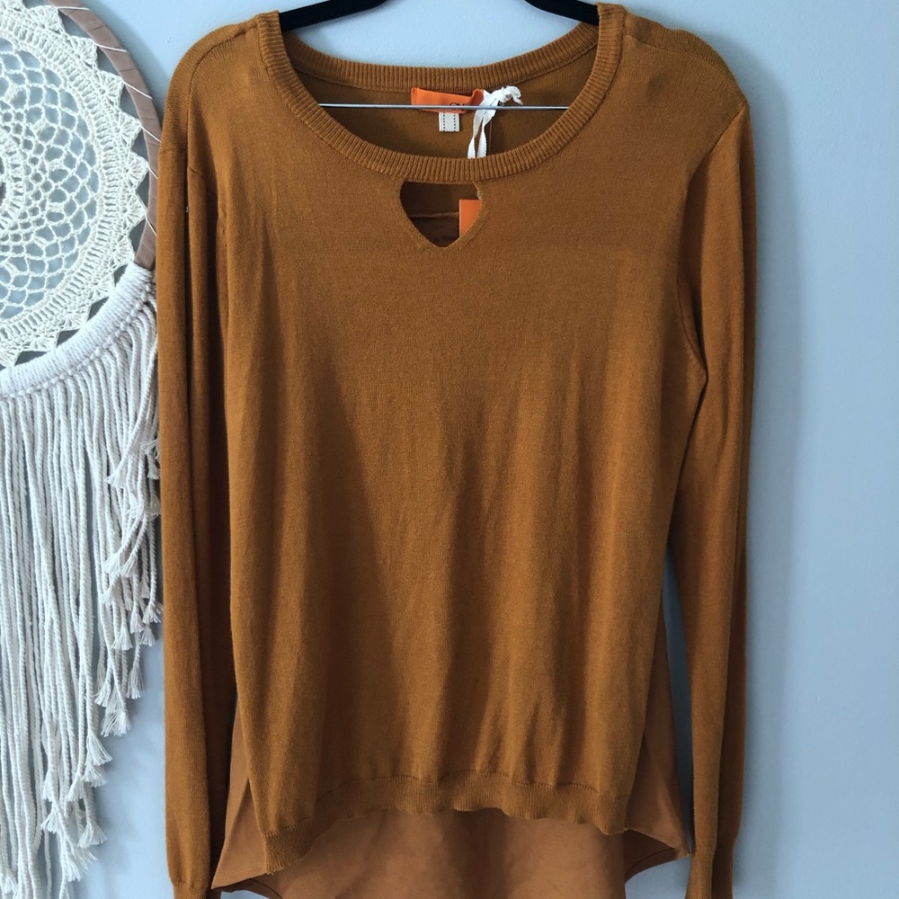 3/$20 •long sleeve top with sheer back• - Picture 2 of 6